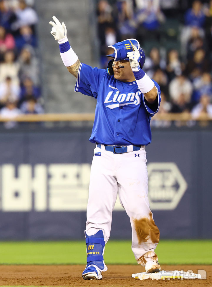 [서울=뉴시스] 황준선 기자 = 28일 서울 송파구 잠실야구장에서 열린 2026 KBO 리그 삼성 라이온즈와 두산 베어스의 경기, 4회 초 1사 3루 삼성 최형우가 1루타를 치고 2루까지 진루해 세리머니 하고 있다. 2026.04.28. hwang@newsis.com