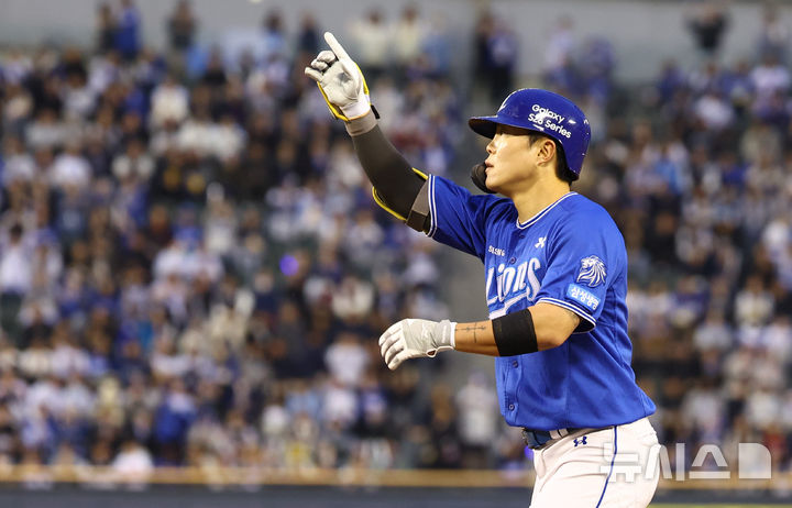 [서울=뉴시스] 황준선 기자 = 28일 서울 송파구 잠실야구장에서 열린 2026 KBO 리그 삼성 라이온즈와 두산 베어스의 경기, 4회 초 1사 3루 상황 삼성 류지혁이 1타점 적시타를 치고 세리머니 하고 있다. 2026.04.28. hwang@newsis.com