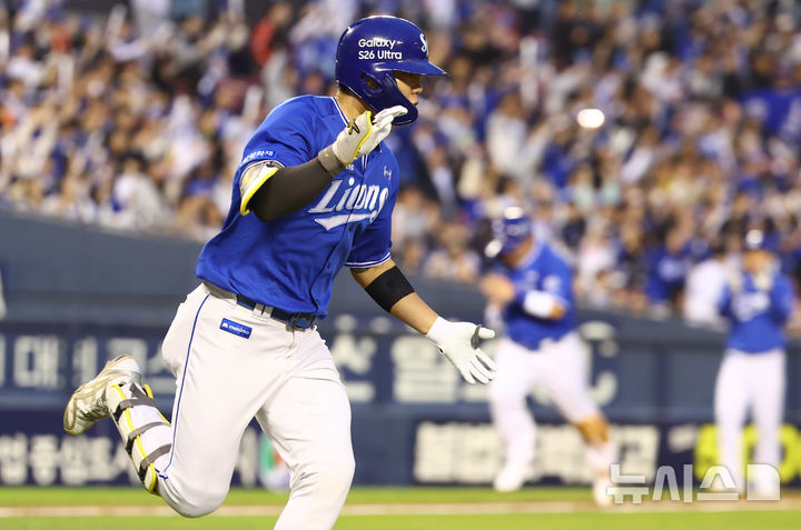 [서울=뉴시스] 황준선 기자 = 28일 서울 송파구 잠실야구장에서 열린 2026 KBO 리그 삼성 라이온즈와 두산 베어스의 경기, 4회 초 1사 3루 상황 삼성 류지혁이 1타점 적시타를 치고 세리머니 하고 있다. 2026.04.28. hwang@newsis.com