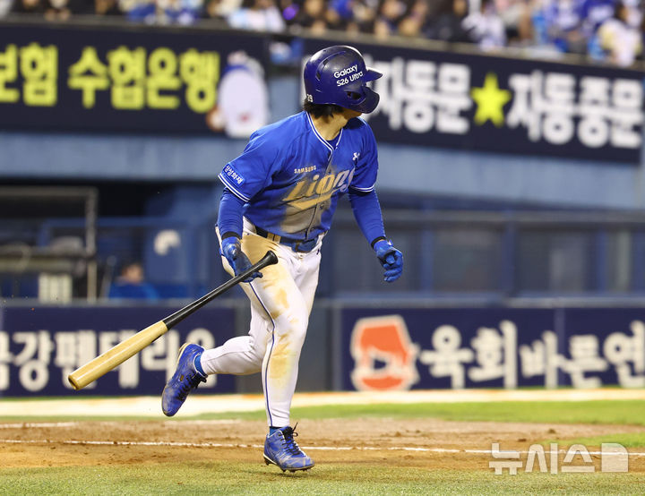 [서울=뉴시스] 황준선 기자 = 28일 서울 송파구 잠실야구장에서 열린 2026 KBO 리그 삼성 라이온즈와 두산 베어스의 경기, 5회 초 2사 1루 삼성 김성윤이 1타점 적시타를 치고 있다. 2026.04.28. hwang@newsis.com