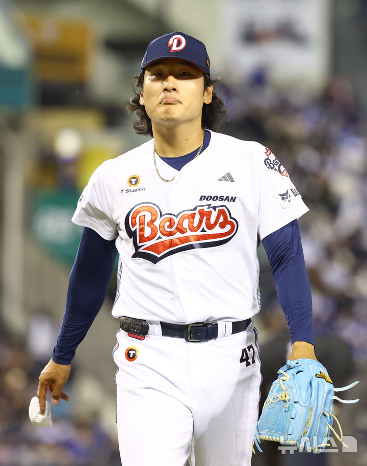 [서울=뉴시스] 황준선 기자 = 28일 서울 송파구 잠실야구장에서 열린 2026 KBO 리그 삼성 라이온즈와 두산 베어스의 경기, 6회 초 이닝을 마친 두산 선발 곽빈이 덕아웃을 향하며 아쉬운 표정을 짓고 있다. 2026.04.28. hwang@newsis.com