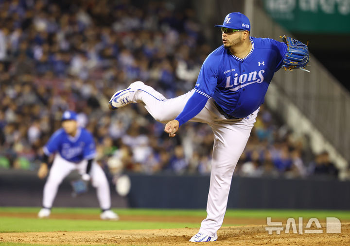 [서울=뉴시스] 황준선 기자 = 28일 서울 송파구 잠실야구장에서 열린 2026 KBO 리그 삼성 라이온즈와 두산 베어스의 경기, 6회 말 삼성 선발 후라도가 역투하고 있다. 2026.04.28. hwang@newsis.com