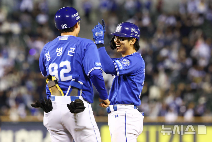 [서울=뉴시스] 황준선 기자 = 28일 서울 송파구 잠실야구장에서 열린 2026 KBO 리그 삼성 라이온즈와 두산 베어스의 경기, 10회 초 1사 2루 삼성 김성윤이 1타점 적시타를 친 뒤 세리머니 하고 있다. 2026.04.28. hwang@newsis.com