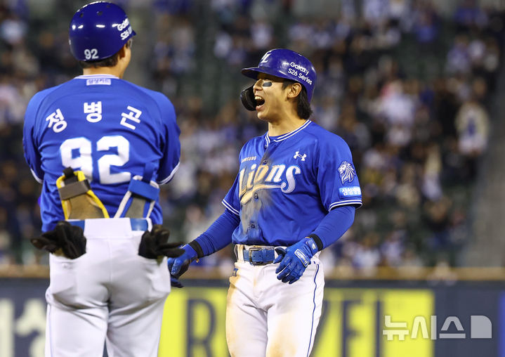 [서울=뉴시스] 황준선 기자 = 28일 서울 송파구 잠실야구장에서 열린 2026 KBO 리그 삼성 라이온즈와 두산 베어스의 경기, 10회 초 1사 2루 삼성 김성윤이 1타점 적시타를 친 뒤 세리머니 하고 있다. 2026.04.28. hwang@newsis.com