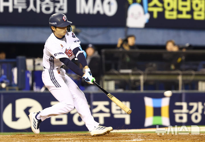 [서울=뉴시스] 황준선 기자 = 28일 서울 송파구 잠실야구장에서 열린 2026 KBO 리그 삼성 라이온즈와 두산 베어스의 경기, 10회 말 2사 2루 두산 이유찬이 1타점 적시타를 치고 있다. 2026.04.28. hwang@newsis.com