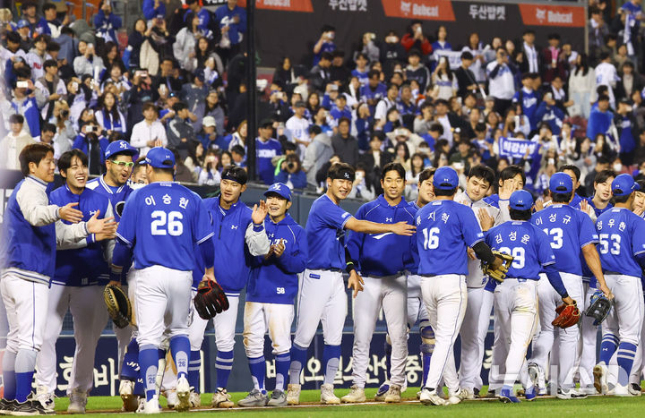 [서울=뉴시스] 황준선 기자 = 28일 서울 송파구 잠실야구장에서 열린 2026 KBO 리그 삼성 라이온즈와 두산 베어스의 경기, 5-4로 승리한 삼성 선수들이 자축하고 있다. 2026.04.28. hwang@newsis.com