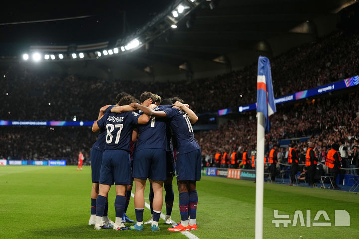 [파리=AP/뉴시스] 프랑스 프로축구 리그1 파리 생제르맹(PSG) 선수단. 2026.04.28.