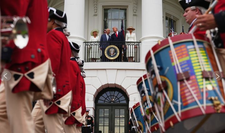[워싱턴=AP/뉴시스] 도널드 트럼프 미국 대통령과 찰스 3세 영국 국왕이 28일 백악관 발코니에서 남쪽 잔디밭에서 진행되는 군악대 행진을 지켜보고 있다. 2026.04.29. *재판매 및 DB 금지
