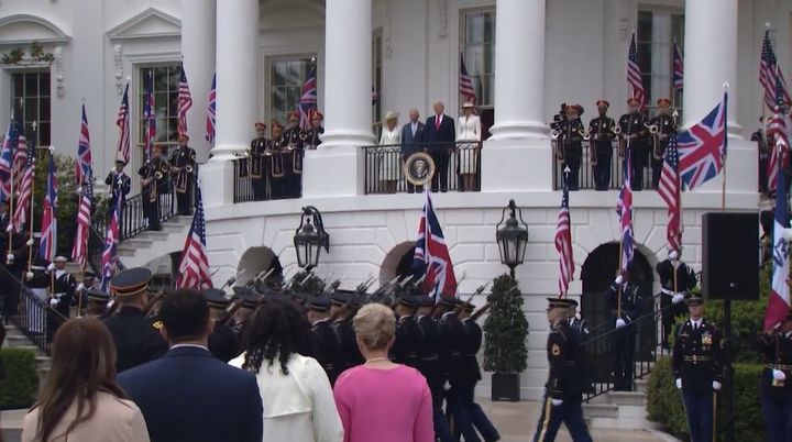 [워싱턴=AP/뉴시스] 도널드 트럼프 미국 대통령과 찰스 3세 영국 국왕이 28일 백악관 사우스 포티코의 발코니에서 환영 열병식을 지켜보고 있다. 2026.04.29. *재판매 및 DB 금지