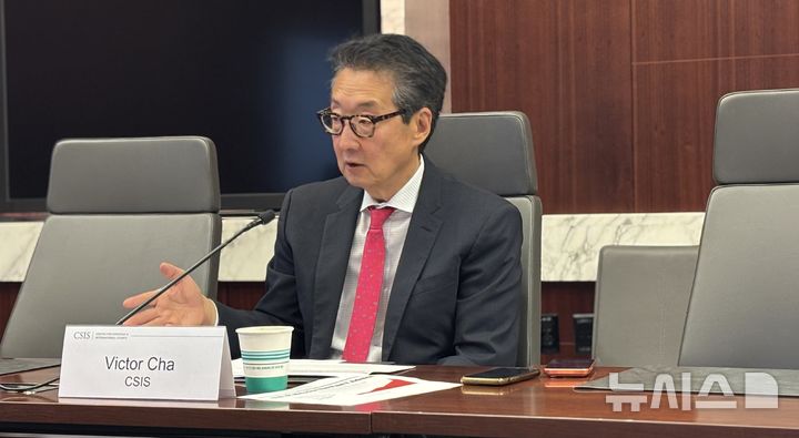 [워싱턴=뉴시스]이윤희 특파원 = 미국 내 한반도 전문가인 빅터 차 전략국제문제연구소(CSIS) 한국 석좌는 28일(현지 시간) 미 워싱턴DC CSIS에서 한국 취재진과 만나 제재를 통해 북한 비핵화를 압박하는 미국의 기존 대북정책이 "작동하지 않고 실패했다"며 방향 전환을 강조했다. 2026.04.29.