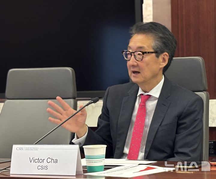 [워싱턴=뉴시스]이윤희 특파원 = 미국 내 한반도 전문가인 빅터 차 전략국제문제연구소(CSIS) 한국 석좌는 28일(현지 시간) 미 워싱턴DC CSIS에서 한국 취재진과 만나 제재를 통해 북한 비핵화를 압박하는 미국의 기존 대북정책이 "작동하지 않고 실패했다"며 방향 전환을 강조했다. 2026.04.29. 