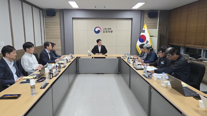 [진주=뉴시스] 정경규 기자 =김영훈 고용노동부 장관이 28일 밤 화물연대와 BGF로지스간 교섭을 벌이고 있는 고용노동부 진주지청을 찾아 교섭 중재를 하고있다.2026.04.28.jkgyu@newsis.com *재판매 및 DB 금지