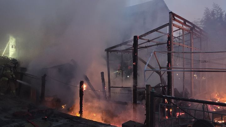 [태안=뉴시스] 29일 오전 4시50분께 충남 태안군 안면읍 창기리의 한 펜션에서 불이 나 불길이 번지고 있는 가운데 뼈대만 남은 구조물. (사진=태안소방서 제공) 2026.04.29. photo@newsis.com *재판매 및 DB 금지