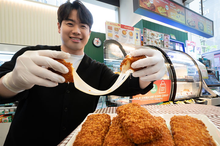 세븐일레븐은 30일 '핫칠리통모짜스틱' 출시한다고 밝혔다. *재판매 및 DB 금지