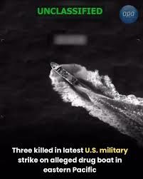 [서울=뉴시스]미군이 지난 26일(현지시각) 동태평양에서 공격해 3명을 살해한 마약 운송 의심 보트 모습. (출처=미 남부사령부) 2026.4.29. *재판매 및 DB 금지