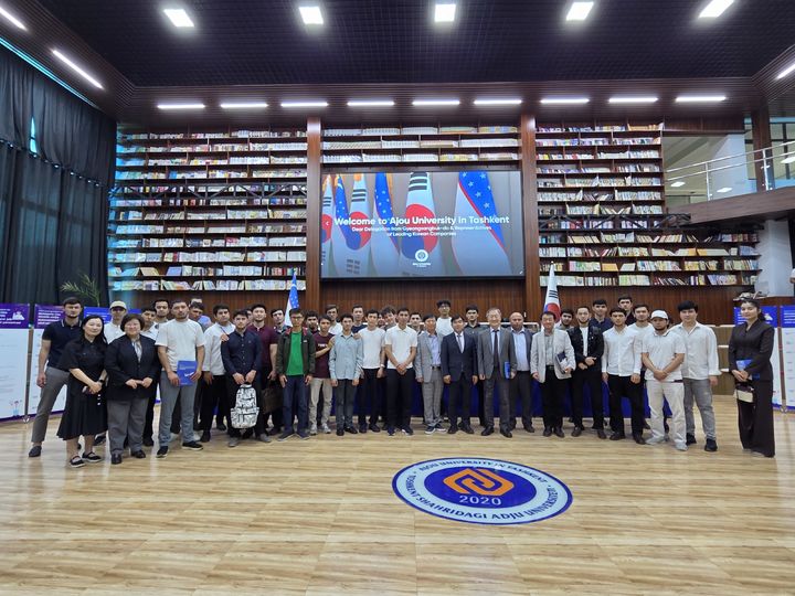 [안동=뉴시스] 지난 28일 우즈베키스탄 타슈켄트 아주대학교(AUT)에서 이 대학과 경북도 간의 '경상북도 광역형 비자 협력 업무협약(MOU)'이 체결되고 있다. (사진=경북도 제공) 2026.04.29. photo@newsis.com *재판매 및 DB 금지