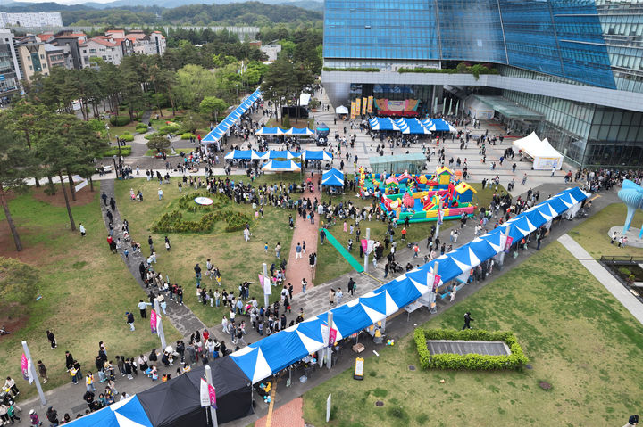 [성남=뉴시스] 2025년 5월3일 경기 성남시청 광장에서 열린 어린이날 큰잔치. (사진=뉴시스 DB). photo@newsis.com *재판매 및 DB 금지