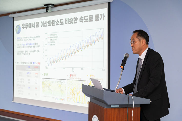 [서울=뉴시스] 김상백 기상청 지구대기감시연구과장이 지난 28일 제주 서귀포시 국립기상과학원에서 2025년 지구대기감시보고서 발간 정책브리핑을 진행하고 있다. (사진=기상청 제공) 2026.04.29. photo@newsis.com *재판매 및 DB 금지