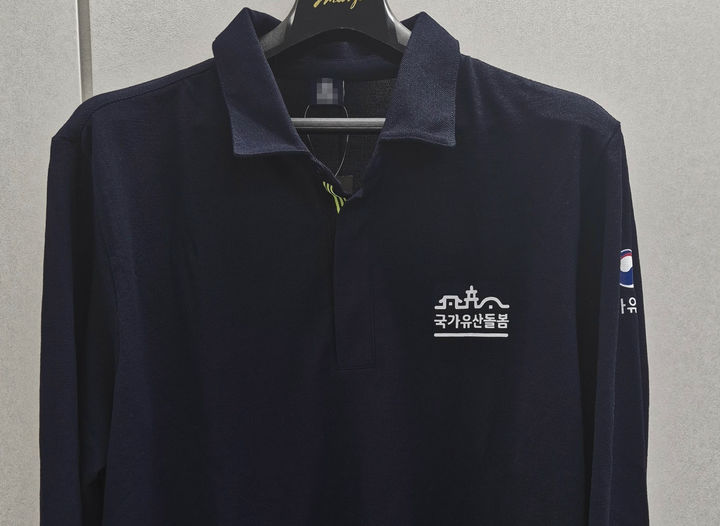 [서울=뉴시스] 라이엇 게임즈 후원으로 지역문화유산돌봄센터에 배포되는 방염복 모습 (사진=국가유산청 제공) 2026.04.29. photo@newsis.com *재판매 및 DB 금지