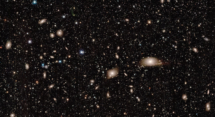 타원 은하 NGC 4696과 그 주변 은하들의 모임인 센타우루스 자리 은하단의 KS4 영상. KS4의 넓은 시야각 덕분에 다수의 밀집된 은하단 환경과 밝은 중심 은하의 모습을 한 장의 영상에 손쉽게 담아냈다. (사진=천문연 제공) *재판매 및 DB 금지