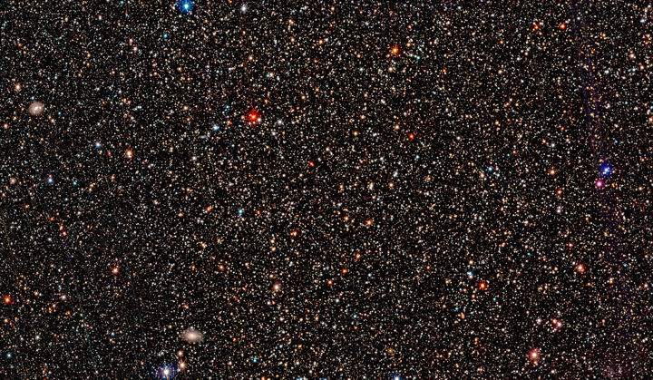 우리은하 면에 가까운 영역의 관측 영상. 우리은하에 속한 수많은 별이 화면을 가득 채우고 있으며, 그 사이로 배경에 은하와 다양한 천체들이 함께 보인다. (사진=천문연 제공) *재판매 및 DB 금지