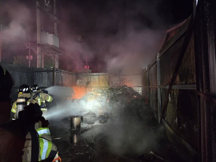 [서천=뉴시스] 29일 오전 1시53분께 충남 서천 종천면 핫도그 생산공장 폐기물 야적장에서 불이 나 소방대원들이 진화에 나서고 있다. (사진=서천소방서 제공) 2026.04.29. photo@newsis.com *재판매 및 DB 금지