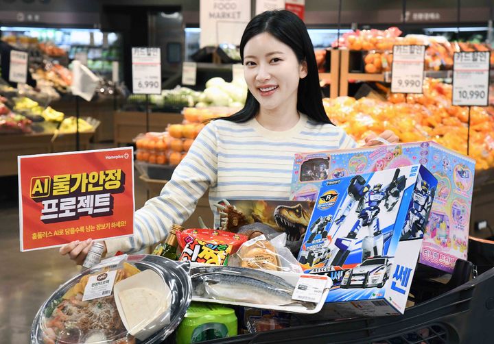 [서울=뉴시스] 모델이 29일 '홈플러스 메가 푸드 마켓 라이브' 강서점에서 'AI 물가안정 프로젝트' 행사 상품을 소개하고 있다. (사진= 홈플러스 제공) 2026.04.29. photo@newsis.com *재판매 및 DB 금지