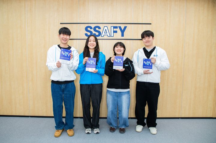 [서울=뉴시스]SSAFY 교육생들이 수기 공모집을 들고 기념촬영을 하고 있다. (사진=삼성전자 제공) 2026.04.29. photo@newsis.com *재판매 및 DB 금지