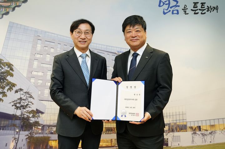 [서울=뉴시스] 김성주(왼쪽) 국민연금공단 이사장이 29일 황승현 국민연금공단 신임 기획이사에게 임명장을 전달하고 기념촬영을 하는 모습 (사진=국민연금공단 제공) 2026.04.29. photo@newsis.com *재판매 및 DB 금지