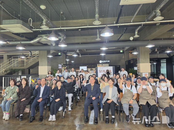 [시흥=뉴시스] 지난 28일 열린 달콩카페 개소식에서 참가자들이 기념촬영을 하고 있다. (사진=시흥시 제공).2026.04.29. photo@newsis.com