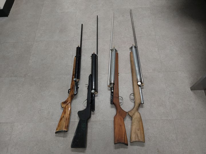 [익산=뉴시스] 전북 익산경찰서는 총포·도검·화약류 등의 안전관리에 관한 법률(총포화약법) 위반, 출입국관리법 혐의로 태국 국적 A(30대)씨와 B(30대)씨를 검거한 뒤 이들을 출입국관리사무소로 인계했다고 29일 밝혔다. A씨 등이 소지하고 있다가 압수된 불법 제작 공기총 4정. (사진=전북 익산경찰서 제공) 2026.04.29. photo@newsis.com *재판매 및 DB 금지