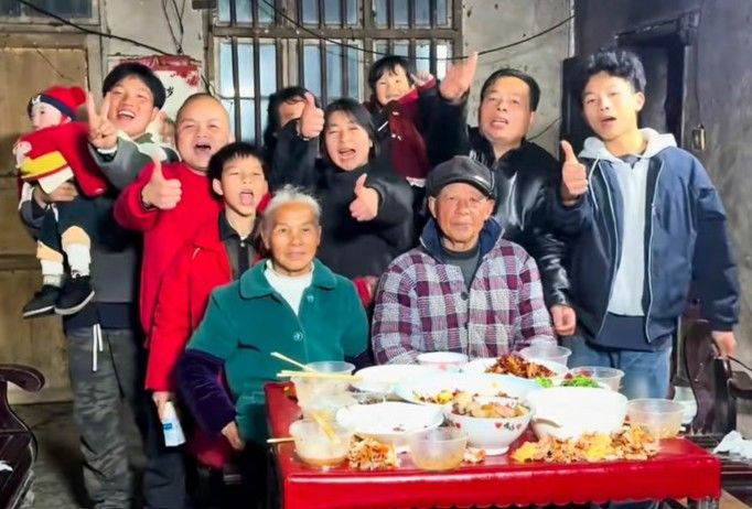 [서울=뉴시스] 아기를 안고 있는 쑨판(왼쪽에서 첫번째)와 그의 가족들. (사진=더우인 캡처) *재판매 및 DB 금지