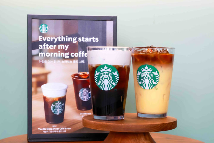 스타벅스 콜드 브루 10주년 기념 신규 음료 2종 '바닐라 아인슈페너 콜드 브루'와 '프렌치 바닐라 콜드 브루'. (사진=스타벅스 코리아 제공) *재판매 및 DB 금지