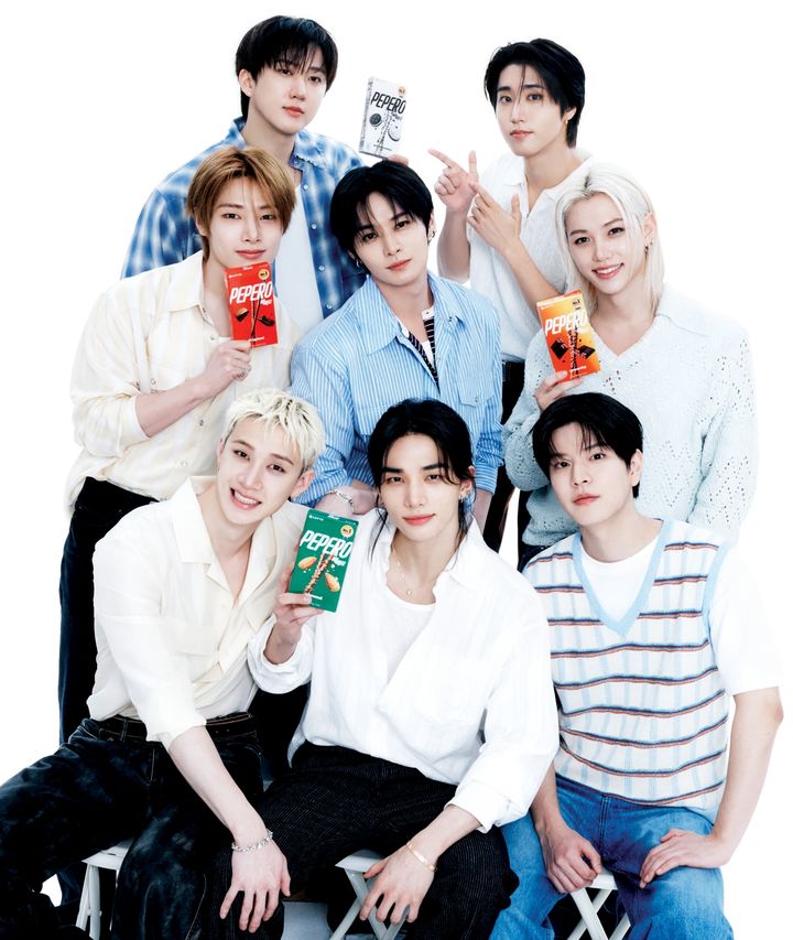 [서울=뉴시스] 롯데웰푸드가 '빼빼로' 브랜드의 글로벌 경쟁력 강화를 위해 글로벌 앰배서더 '스트레이 키즈'와 계약을 연장했다.(사진=롯데웰푸드 제공) *재판매 및 DB 금지