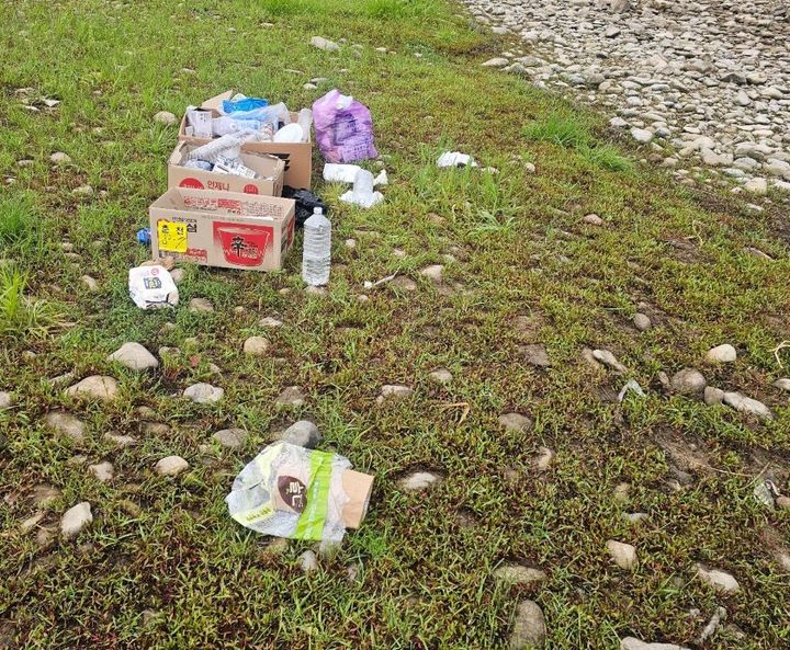[서울=뉴시스] 강원도 홍천군 밤벌유원지 강가 일대에 음식물 쓰레기와 일반 쓰레기가 그대로 방치되어 있는 모습이 온라인 커뮤니티를 통해 전해졌다. (사진=보배드림) *재판매 및 DB 금지