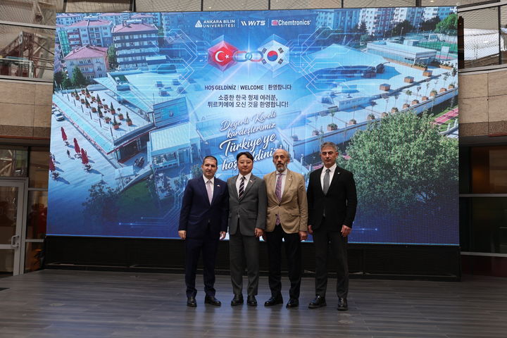(왼쪽부터)에르뎀 에르쿨 세레브럼 테크 회장, 김응태 위츠 대표, 야부즈 데미르 앙카라 빌림대 총장, 알파르슬란 아자르 앙카라 빌림대 총장 자문위원이 기념사진 촬영을 하고 있다. (사진=위츠) *재판매 및 DB 금지