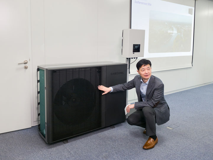 [서울=뉴시스] 송병하 삼성전자 DA사업부 그룹장이 29일 서울 중구 삼성전자 기자실에서 열린 기술 브리핑에서 'EHS 히트펌프 보일러' 제품을 설명하고 있다. (사진=삼성전자 제공) 2026.04.29. photo@newsis.com *재판매 및 DB 금지