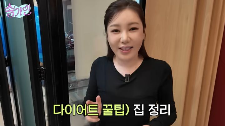 [서울=뉴시스] 지난 27일 송가인은 자신의 유튜브에서 첫 바자회를 준비하는 일상을 공개했다. (사진=유튜브 '송가인' 캡처) 2026.04.29. 