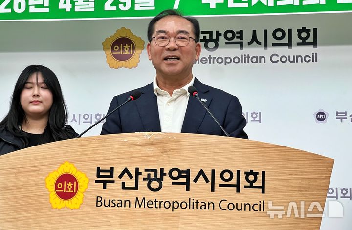 [부산=뉴시스] 원동화 기자 = 조병길 사상구청장이 29일 부산시의회 브리핑룸에서 기자회견을 열고 무소속 출마를 선언했다. 2026.04.29. dhwon@newsis.com