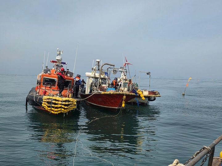 [보령=뉴시스] 보령해경이 29일 오전 보령시 웅천읍 황죽도 인근 해상에서 선박이 서로 충돌해 구조 작업을 벌이고 있다.(사진=보령해양경찰서 제공) 2026.04029. photo@newsis.com *재판매 및 DB 금지