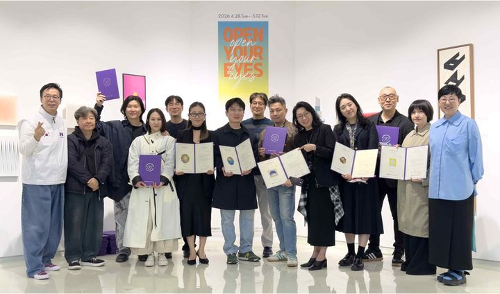 아이프칠드런특별전《눈을떠요》개막식에서위촉장을받은제2기엔젤아티스트들. 왼쪽부터 김윤섭이사장, 윤두진,연누리,최서희,김대섭,이라금,성태진,박성민,윤기원,최은정,하명은,두민,윤혜진,이효진 작가. *재판매 및 DB 금지