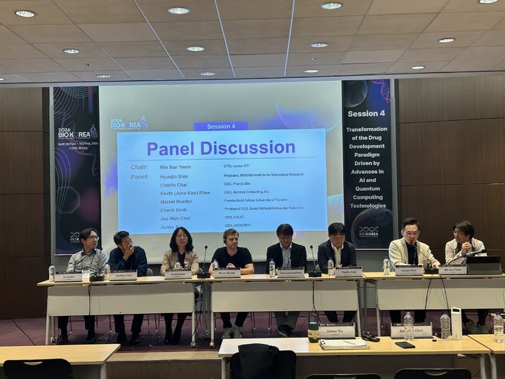 [서울=뉴시스] 황재희 기자= 29일 서울 코엑스에서 열린 바이오코리아 ‘AI·양자컴퓨팅 기술 확산에 따른 신약개발 패러다임의 변화’ 세션에서 패널들이 토론하고 있다. 2026.04.29. photo@newsis.com *재판매 및 DB 금지