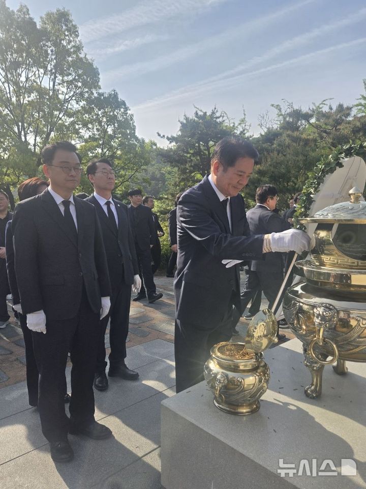 [안양=뉴시스] 최대호 더불어민주당 안양시장 후보가 29일 오전 서울 동작구 국립서울현충원을 찾아 6·3 지방선거 민주당 출마자들과 함께 참배하고 있다. (사진=선거 사무소 제공). 2026.04.29. photo@newsis.com