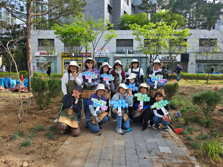 [서울=뉴시스]응암동 마루소공원에 조성에 참여한 은평구 마을정원사들. (사진=은평구 제공) 2026.04.29. photo@newsis.com *재판매 및 DB 금지