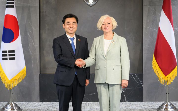 안규백 국방부 장관이 29일 국방부를 방문한 다이가 미에리냐 라트비아 국회의장을 만나 악수를 나누고 있다. 2026.04.29. (사진=국방부 제공) *재판매 및 DB 금지