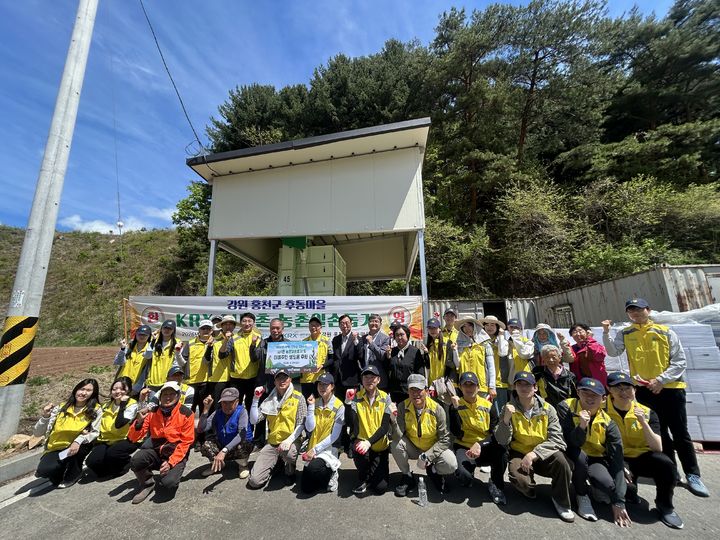 [서울=뉴시스]한국거래소 임직원 30여명이 강원 홍천군 후동마을에서 농촌일손돕기 봉사활동을 진행했다.(사진제공=한국거래소) 2026.04.29. photo@newsis.com *재판매 및 DB 금지