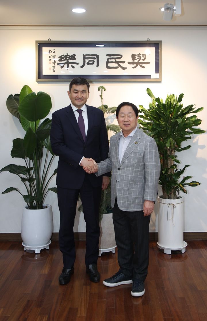 남양주시를 방문한 수헤 수흐볼드 주한몽골대사가 주광덕 남양주시장과 악수를 나누고 있다. (사진=남양주시 제공) photo@newsis.com *재판매 및 DB 금지