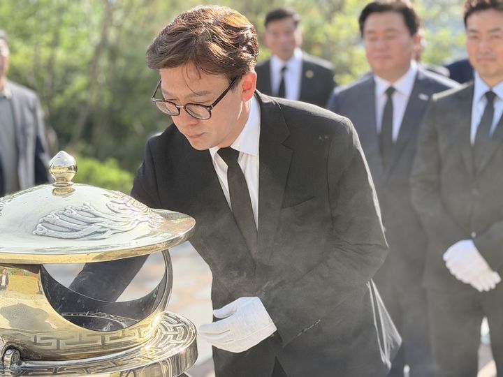 [용인=뉴시스] 국립현충원을 참배하는 현근택 민주당 용인시장 예비후보(사진=현근택 후보 캠프 제공)2026.04.29.photo@newsis.com *재판매 및 DB 금지