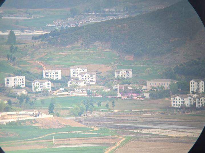 [김포=뉴시스]김동원 인턴기자 = 경기도 김포시 애기봉생태공원 전망대에서 바라본 북한 모습. 2026.04.28 *재판매 및 DB 금지