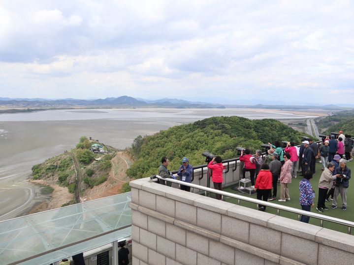 [파주=뉴시스]고희진 인턴기자 = 파주 오두산통일전망대에서 사람들이 망원경을 이용해 북한을 보고 있다. 2026.04.28 *재판매 및 DB 금지